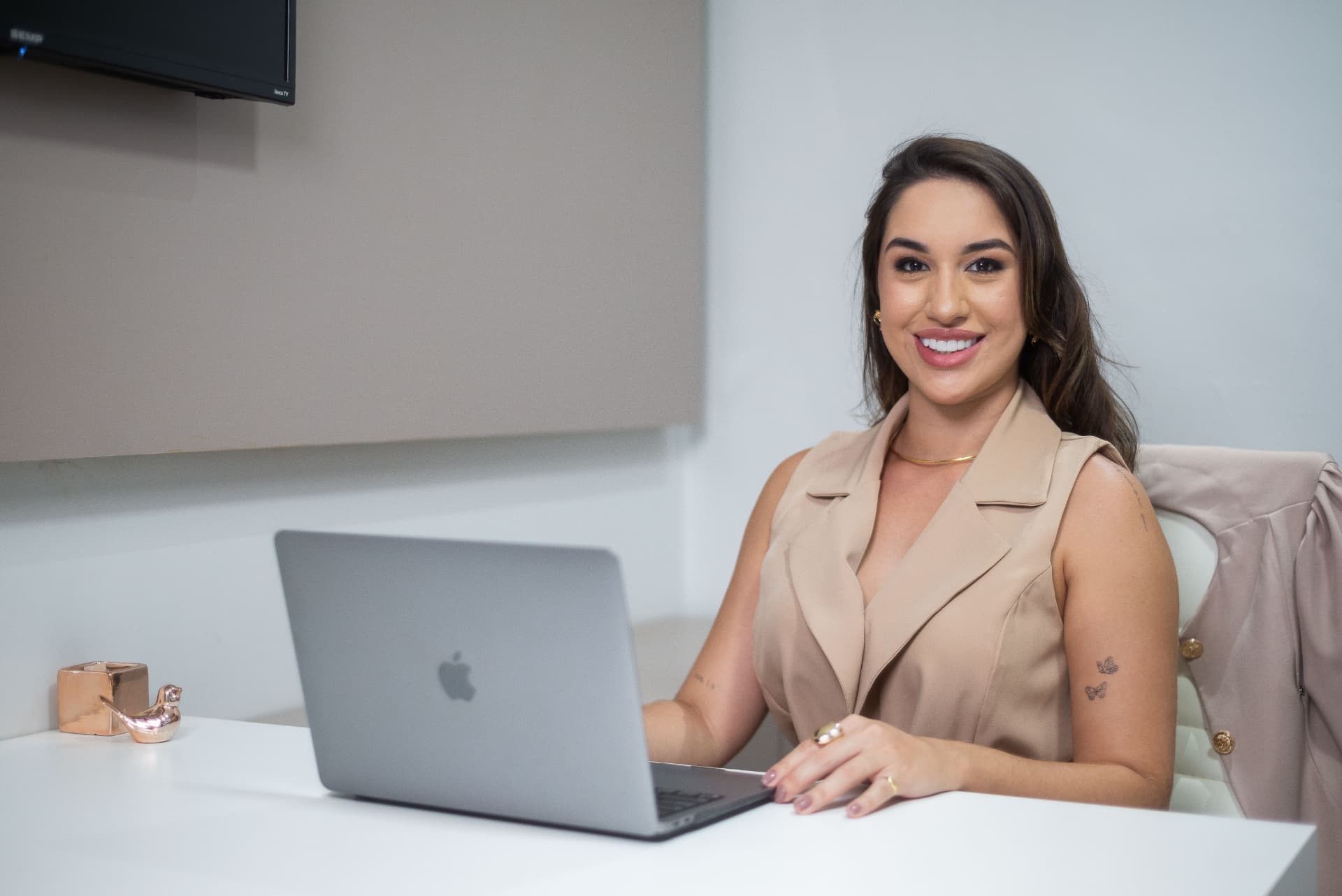 Dra. Ana Júlia sentada à mesa em seu consultório